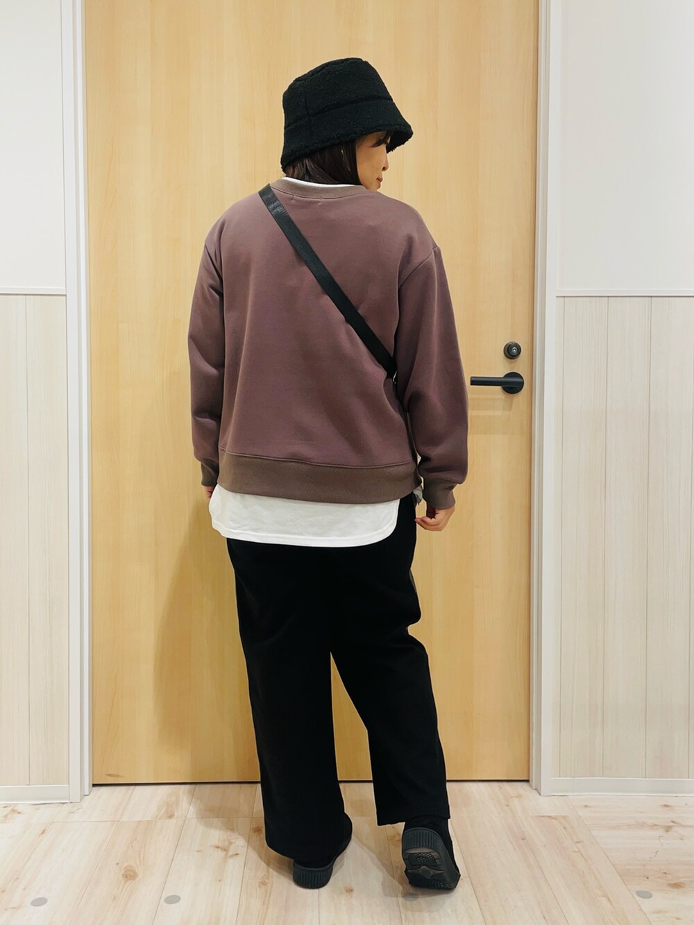 ブラック系のその他パンツ、シルバー系のショルダーバッグ、ブラック系のブーツを着用したレディースの冬コーディネートの3枚目の写真