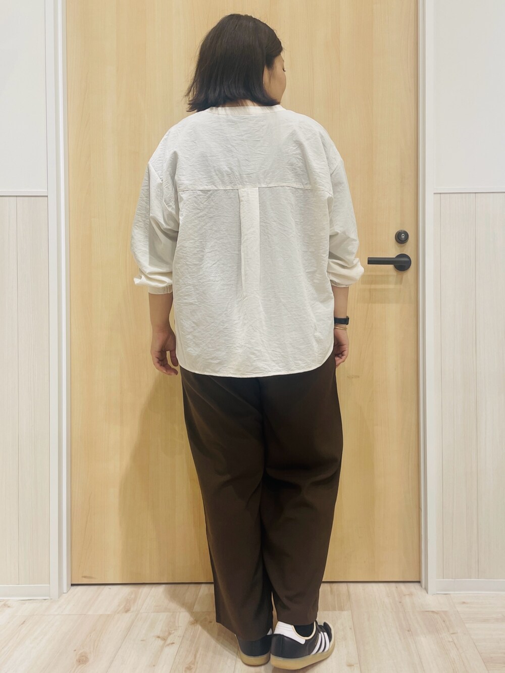 ブラウン系のサロペット/オーバーオール、ブラック系のTシャツ/カットソー、ベージュ系のシャツ/ブラウスを着用したレディースの秋コーディネートの3枚目の写真