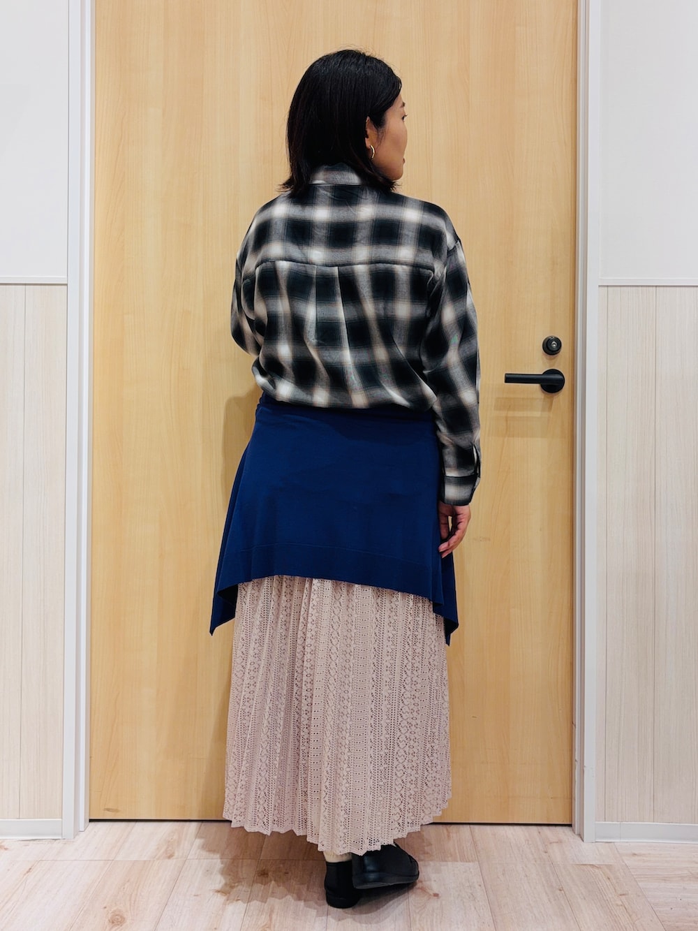 グレー系のシャツ/ブラウス、ブルー系のカーディガン/ボレロ、ベージュ系のスカートを着用したレディースの秋コーディネートの3枚目の写真
