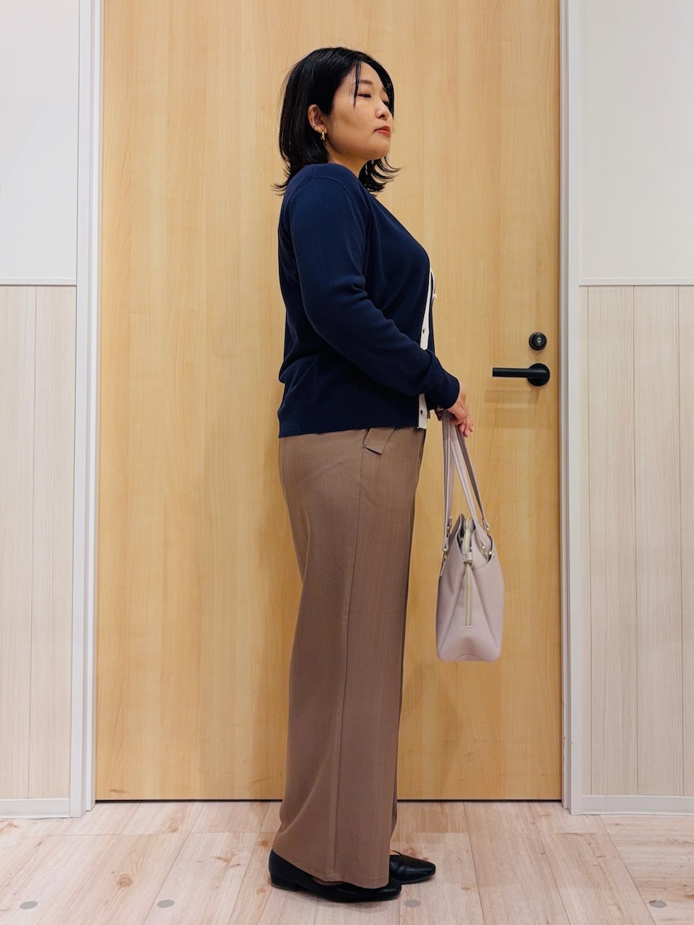 ブルー系のカーディガン/ボレロ、ブルー系のニット/セーター、ブラウン系のその他パンツを着用したレディースの春コーディネートの2枚目の写真