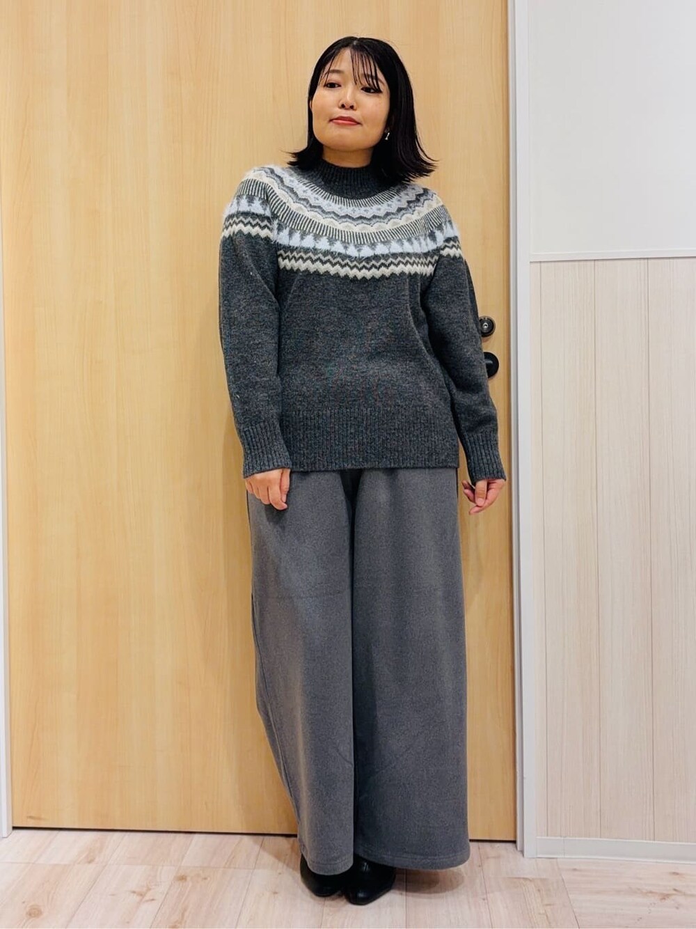 ホワイト系のテーラードジャケット、グレー系のニット/セーター、グレー系のその他パンツを着用したレディースの冬コーディネートの4枚目の写真
