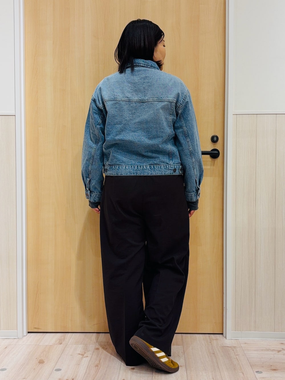 ブルー系のデニムジャケット、ブラウン系のその他パンツ、シルバー系のネックレスを着用したレディースの冬コーディネートの3枚目の写真