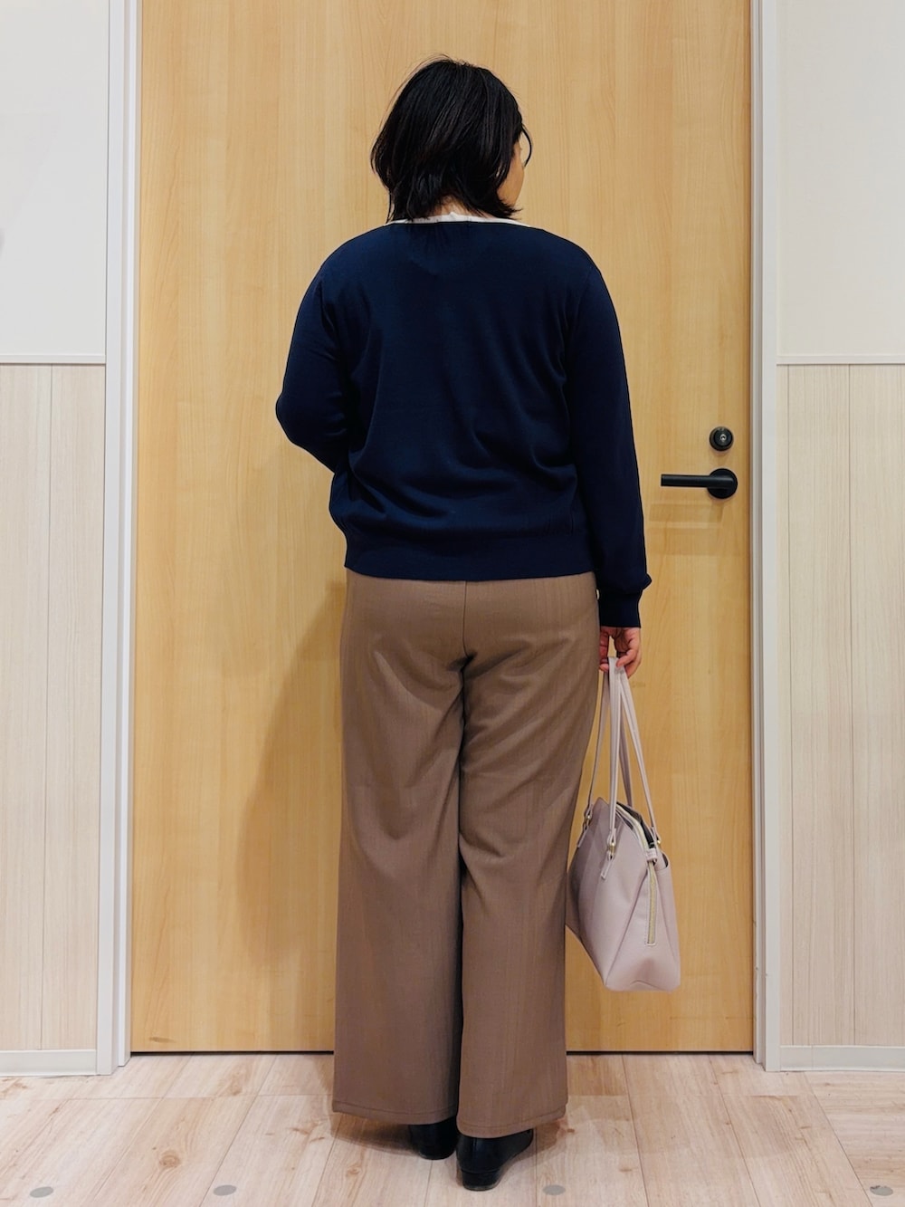 ブルー系のカーディガン/ボレロ、ブルー系のニット/セーター、ブラウン系のその他パンツを着用したレディースの春コーディネートの3枚目の写真