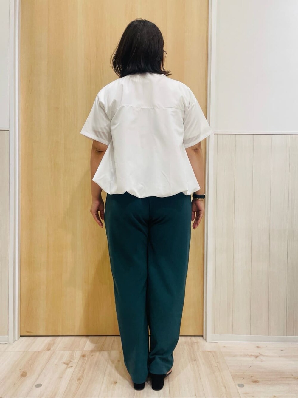 ホワイト系のシャツ/ブラウス、ホワイト系のTシャツ/カットソー、グリーン系のその他パンツを着用したレディースの秋コーディネートの3枚目の写真