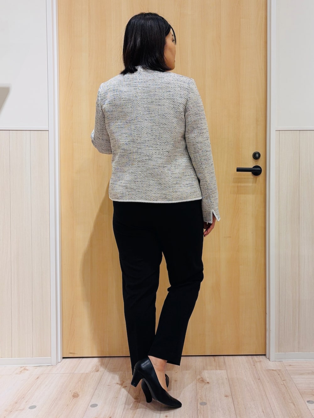 ベージュ系のノーカラージャケット、ブルー系のシャツ/ブラウス、ブラック系のその他パンツを着用したレディースの冬コーディネートの3枚目の写真