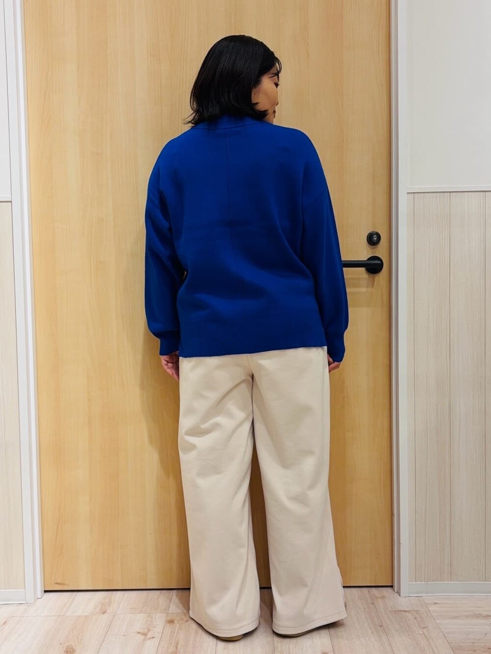ブルー系のニット/セーター、ホワイト系のその他パンツを着用したレディースの冬コーディネートの3枚目の写真