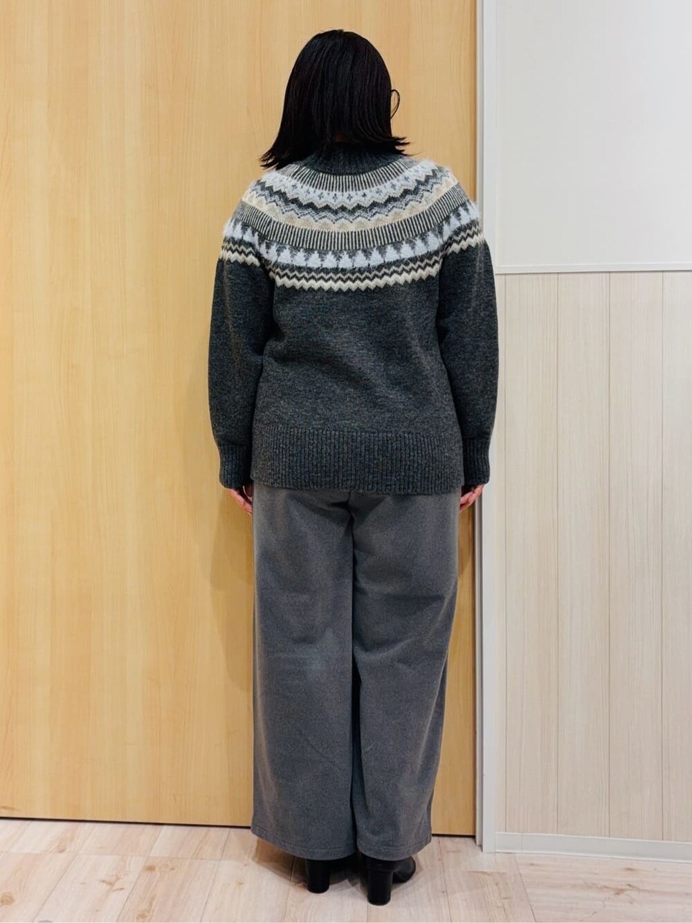 ホワイト系のテーラードジャケット、グレー系のニット/セーター、グレー系のその他パンツを着用したレディースの冬コーディネートの6枚目の写真