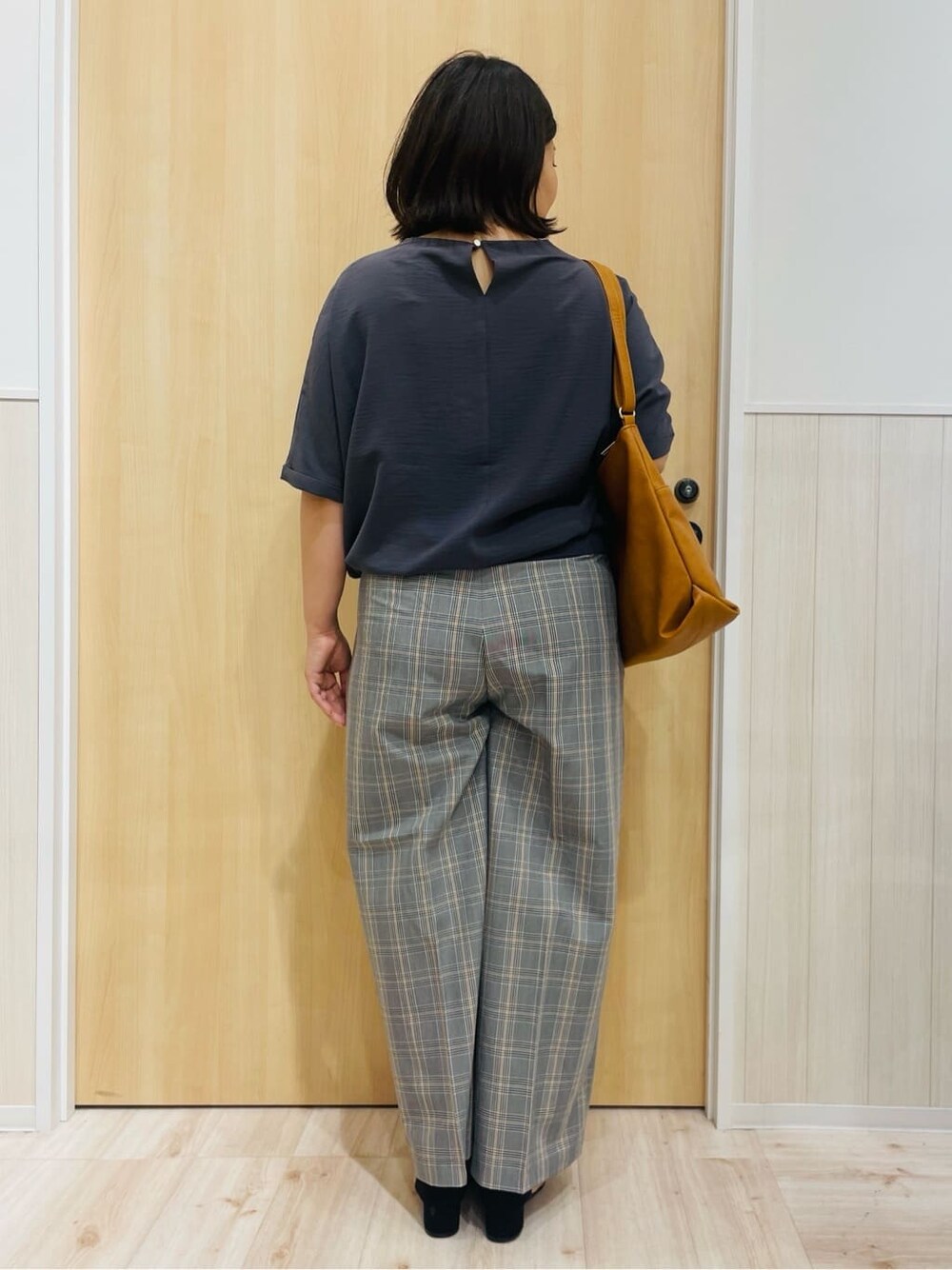 グレー系のシャツ/ブラウス、グレー系のその他パンツ、ブラック系のサンダルを着用したレディースの秋コーディネートの3枚目の写真