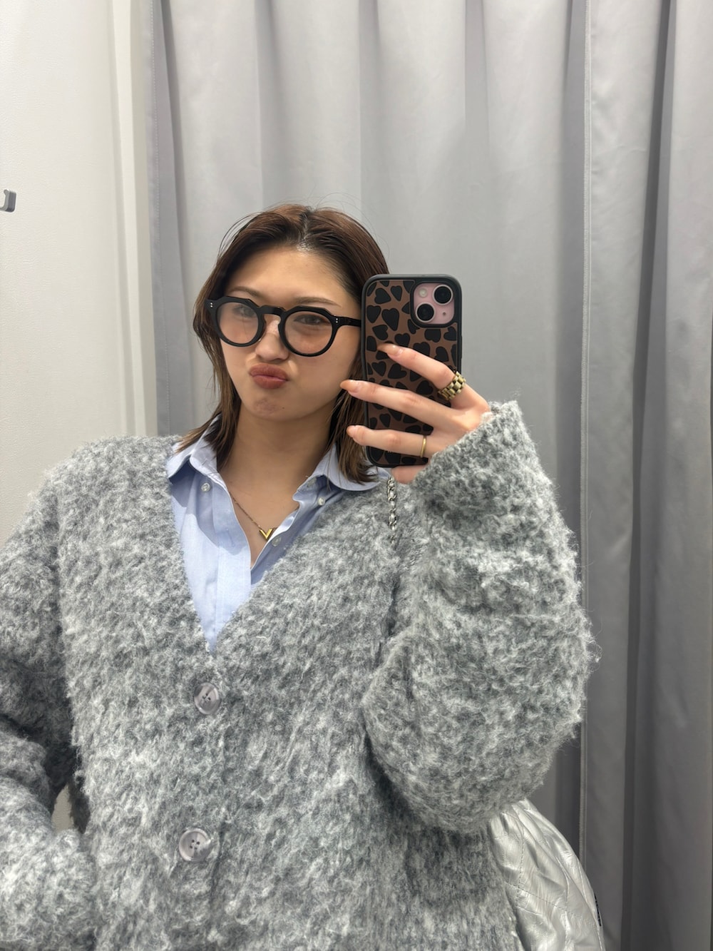 グレー系のカーディガン/ボレロ、ブラウン系のブーツを着用したレディースの秋コーディネートの3枚目の写真