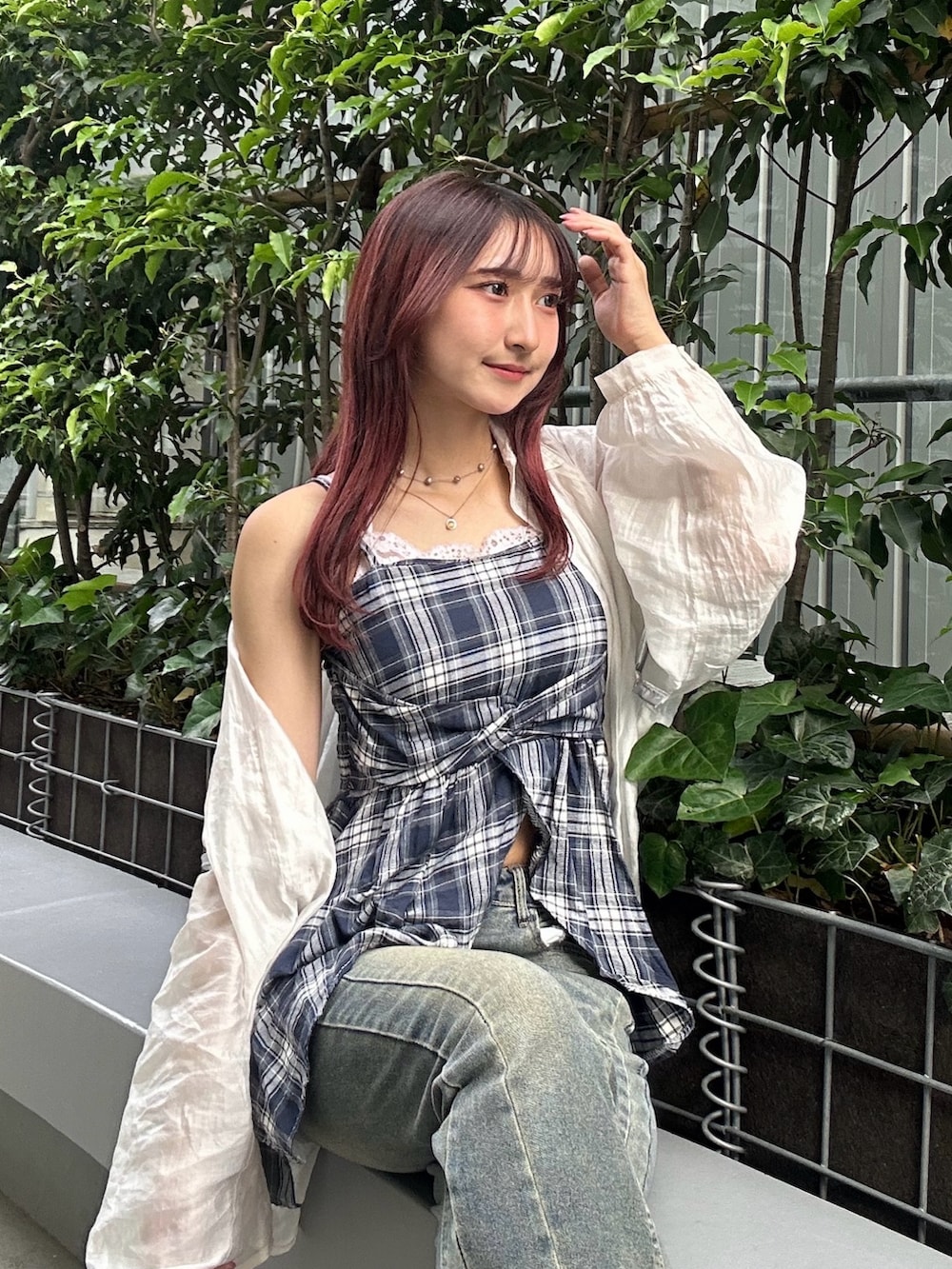 ブルー系のキャミソール、ホワイト系のその他アウターを着用したレディースの夏コーディネートの2枚目の写真