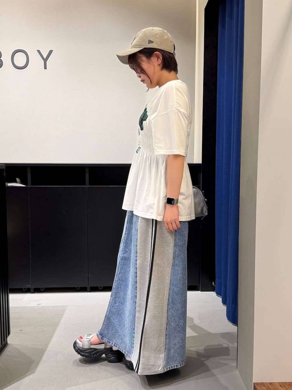 グレー系のサンダル、シルバー系のショルダーバッグ、ブルー系のスカートを着用したレディースの夏コーディネートの5枚目の写真