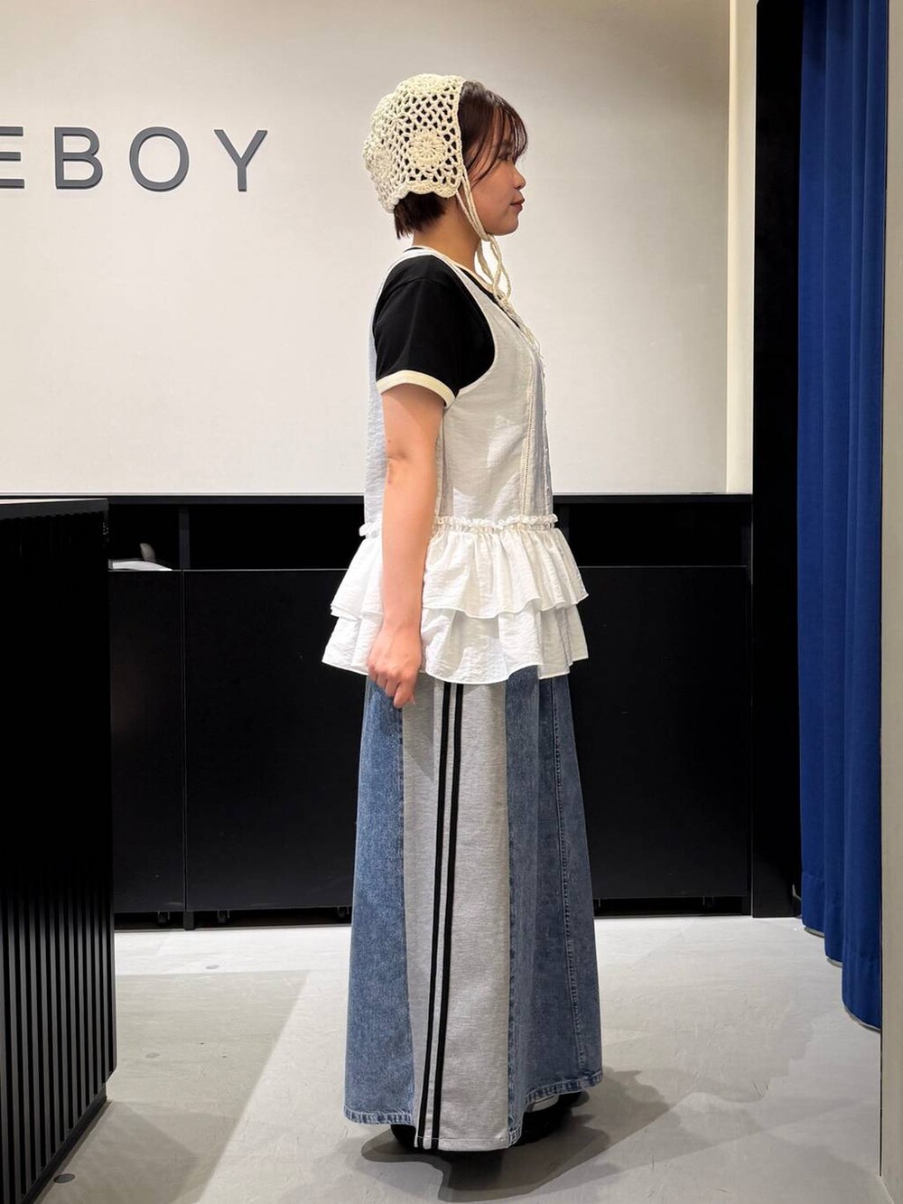 グレー系のサンダル、ブルー系のスカート、ブラック系のショルダーバッグを着用したレディースの夏コーディネートの4枚目の写真