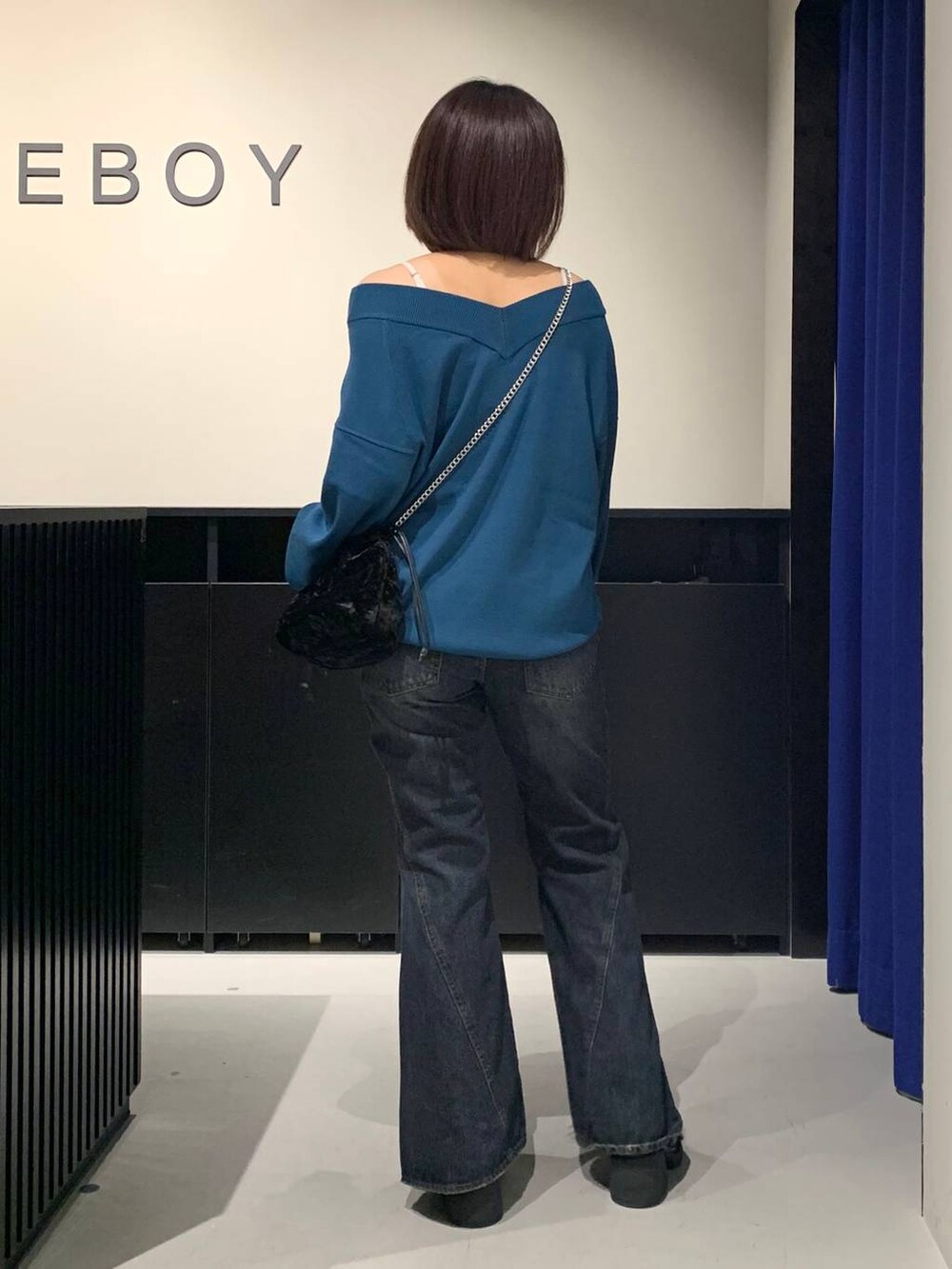 ホワイト系のキャミソール、ブルー系のデニムパンツ、グリーン系のニット/セーターを着用したレディースの秋コーディネートの5枚目の写真