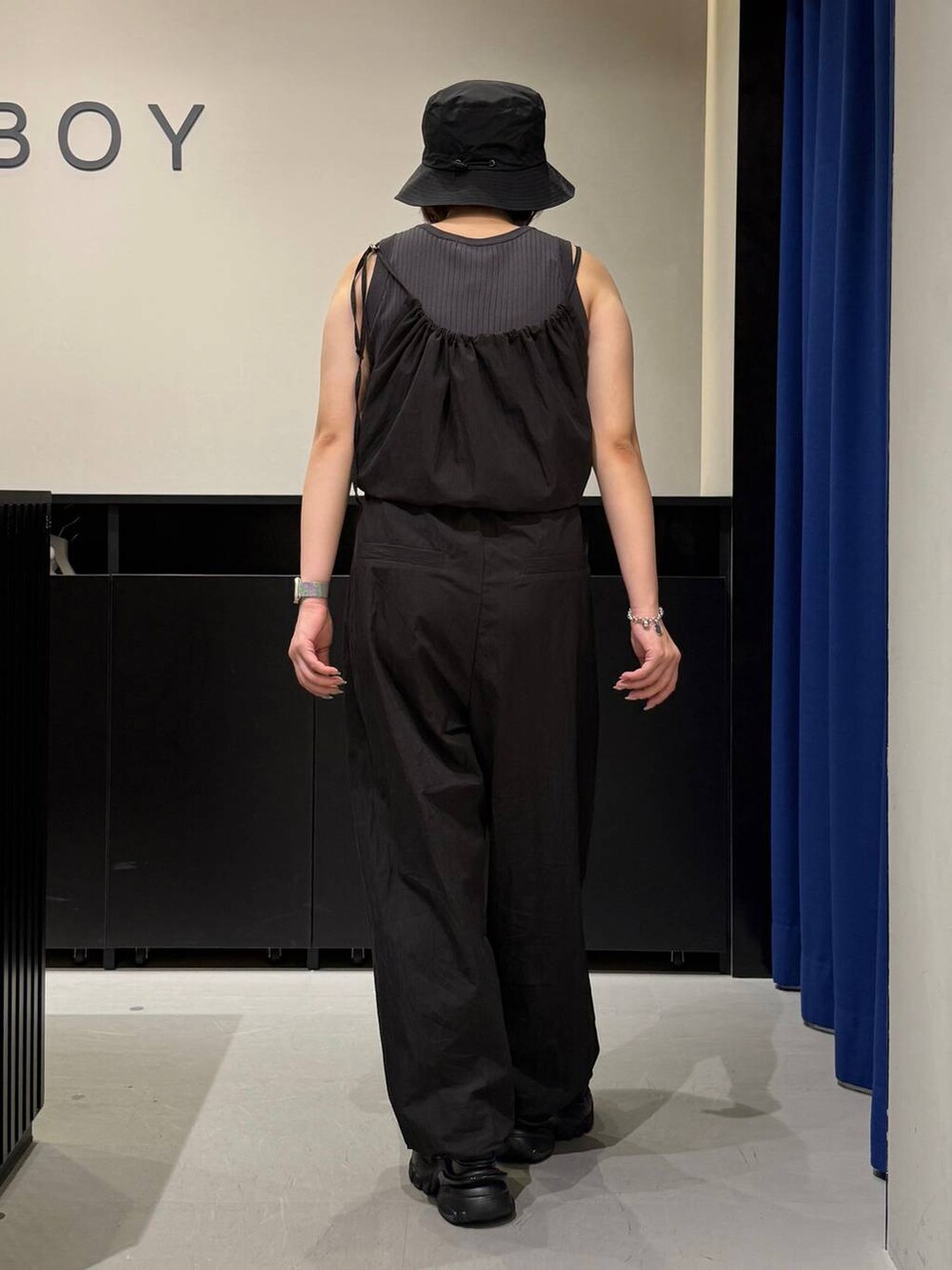 ブラック系のサンダル、グレー系のタンクトップ、ブルー系のサロペット/オーバーオールを着用したレディースの夏コーディネートの4枚目の写真