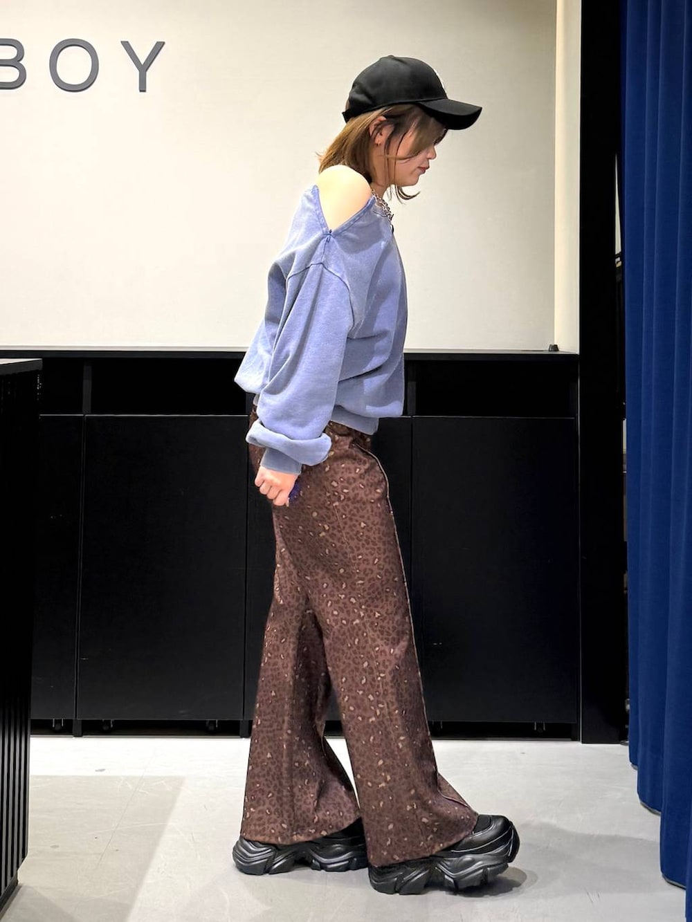 ブラック系のブーツ、ブラック系のボストンバッグ、その他のその他パンツを着用したレディースの冬コーディネートの4枚目の写真