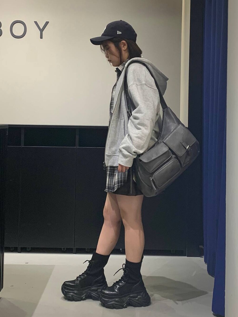 ブラック系のブーツ、グレー系のショルダーバッグ、ブラック系のシャツ/ブラウスを着用したレディースの秋コーディネートの6枚目の写真