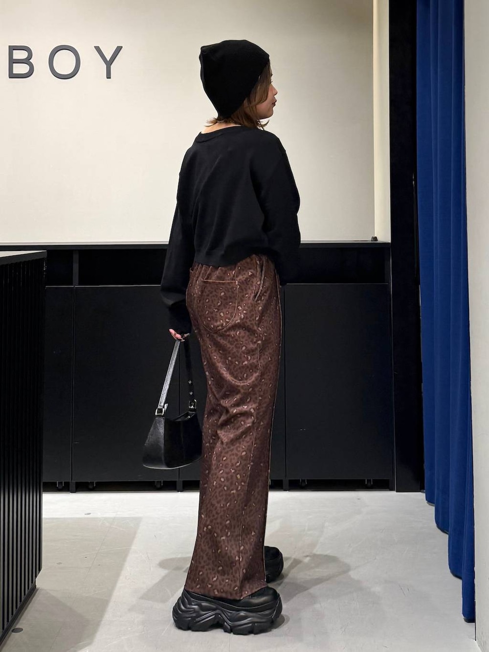 ブラック系のブーツ、ブラック系のニット/セーター、その他のその他パンツを着用したレディースの冬コーディネートの4枚目の写真