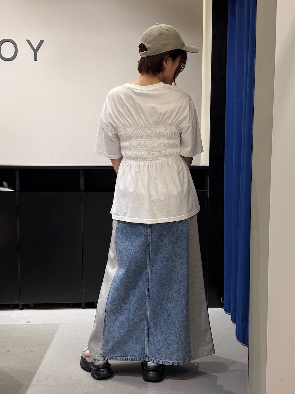 グレー系のサンダル、シルバー系のショルダーバッグ、ブルー系のスカートを着用したレディースの夏コーディネートの4枚目の写真