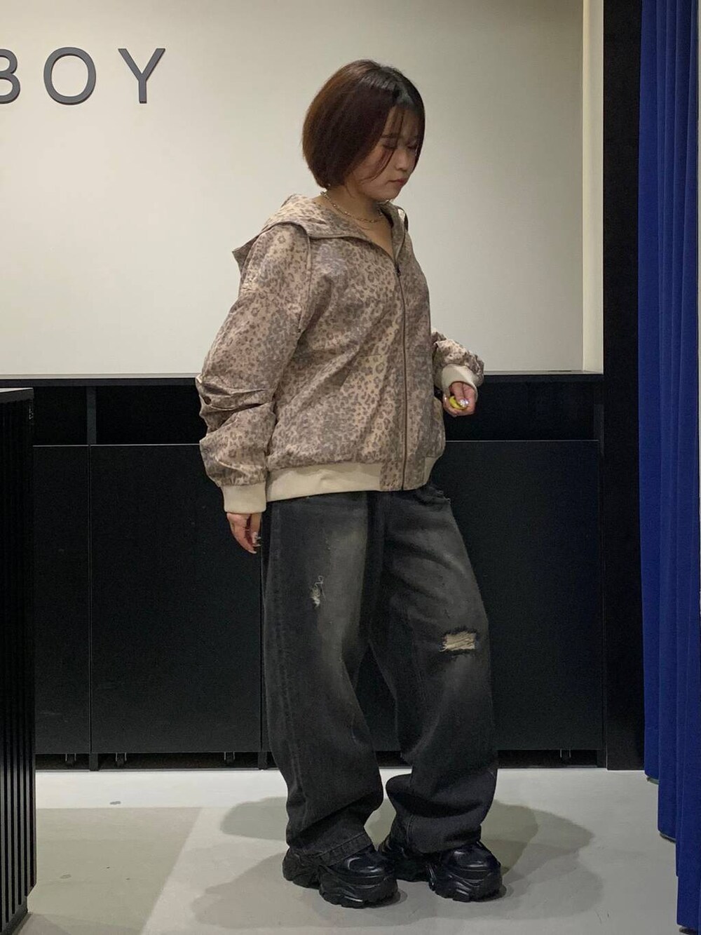 ブラック系のスニーカー、ブラウン系のボストンバッグ、その他のブルゾンを着用したレディースの秋コーディネートの3枚目の写真