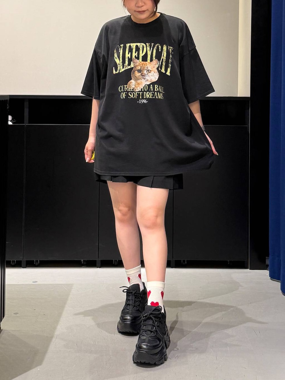 ブラック系のスニーカー、ブラック系のその他パンツ、ブラック系のTシャツ/カットソーを着用したレディースの夏コーディネートの2枚目の写真