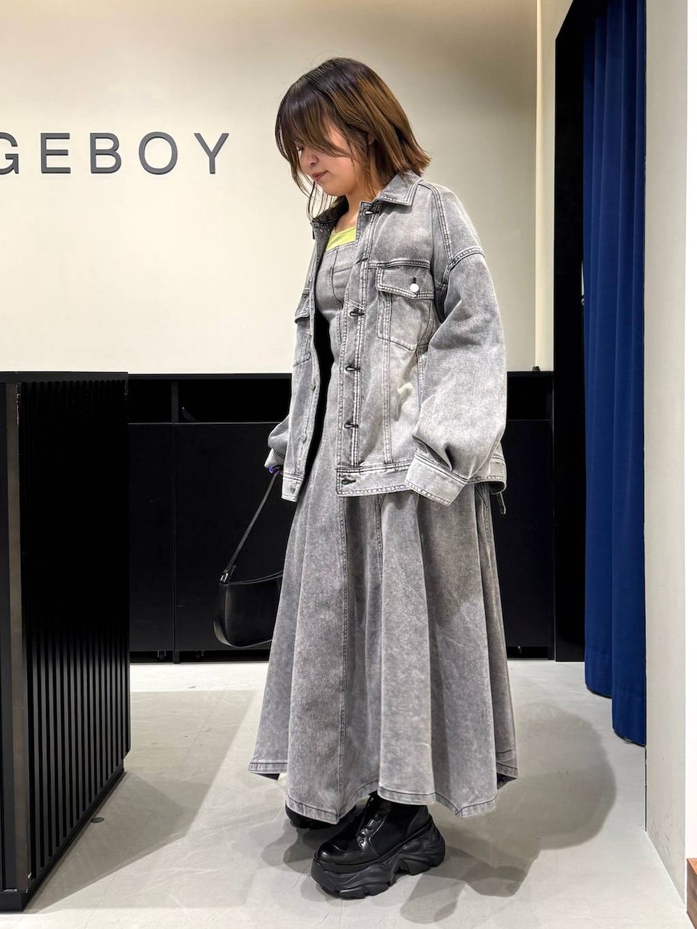 ブラック系のブーツ、ブラック系のハンドバッグ、ブラック系のブルゾンを着用したレディースの冬コーディネートの8枚目の写真