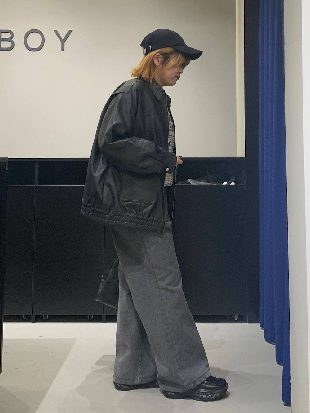 ブラック系のボストンバッグ、ブラック系のブルゾン、ブラック系のローファーを着用したレディースの冬コーディネートの4枚目の写真