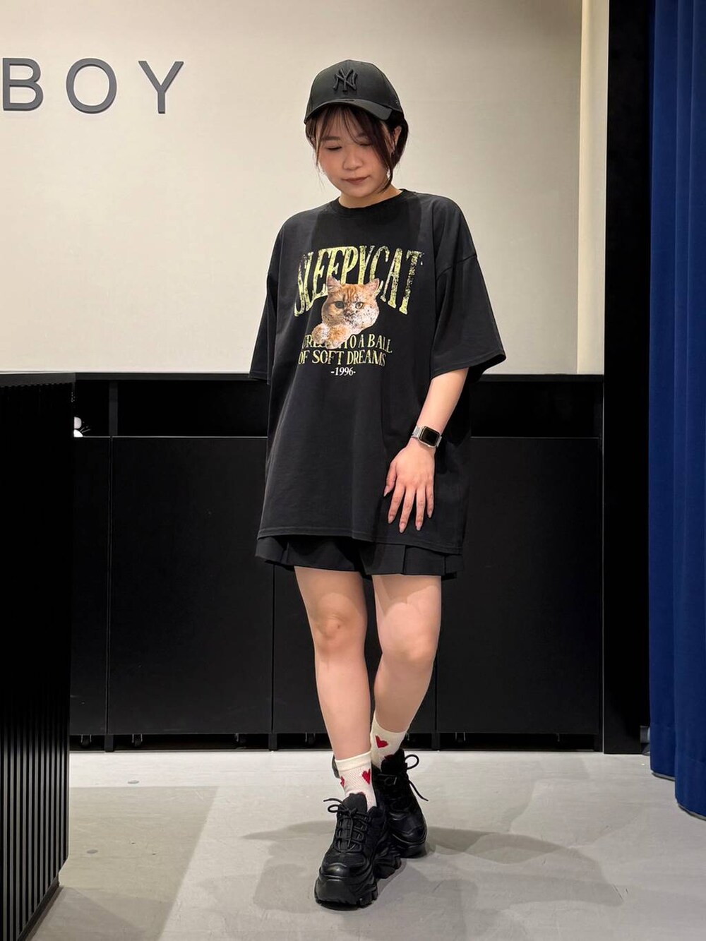 ブラック系のスニーカー、ブラック系のその他パンツ、ブラック系のTシャツ/カットソーを着用したレディースの夏コーディネートの3枚目の写真