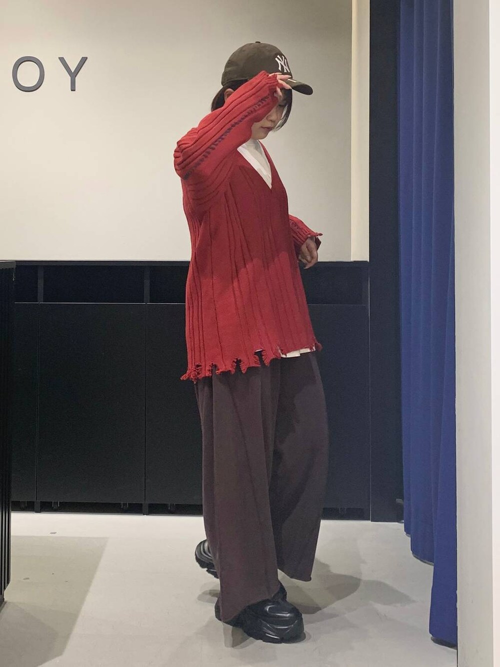 ブラック系のブーツ、ブラウン系のスウェットパンツ、イエロー系のボストンバッグを着用したレディースの秋コーディネートの3枚目の写真