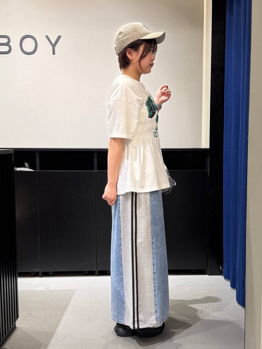 グレー系のサンダル、シルバー系のショルダーバッグ、ブルー系のスカートを着用したレディースの夏コーディネートの3枚目の写真