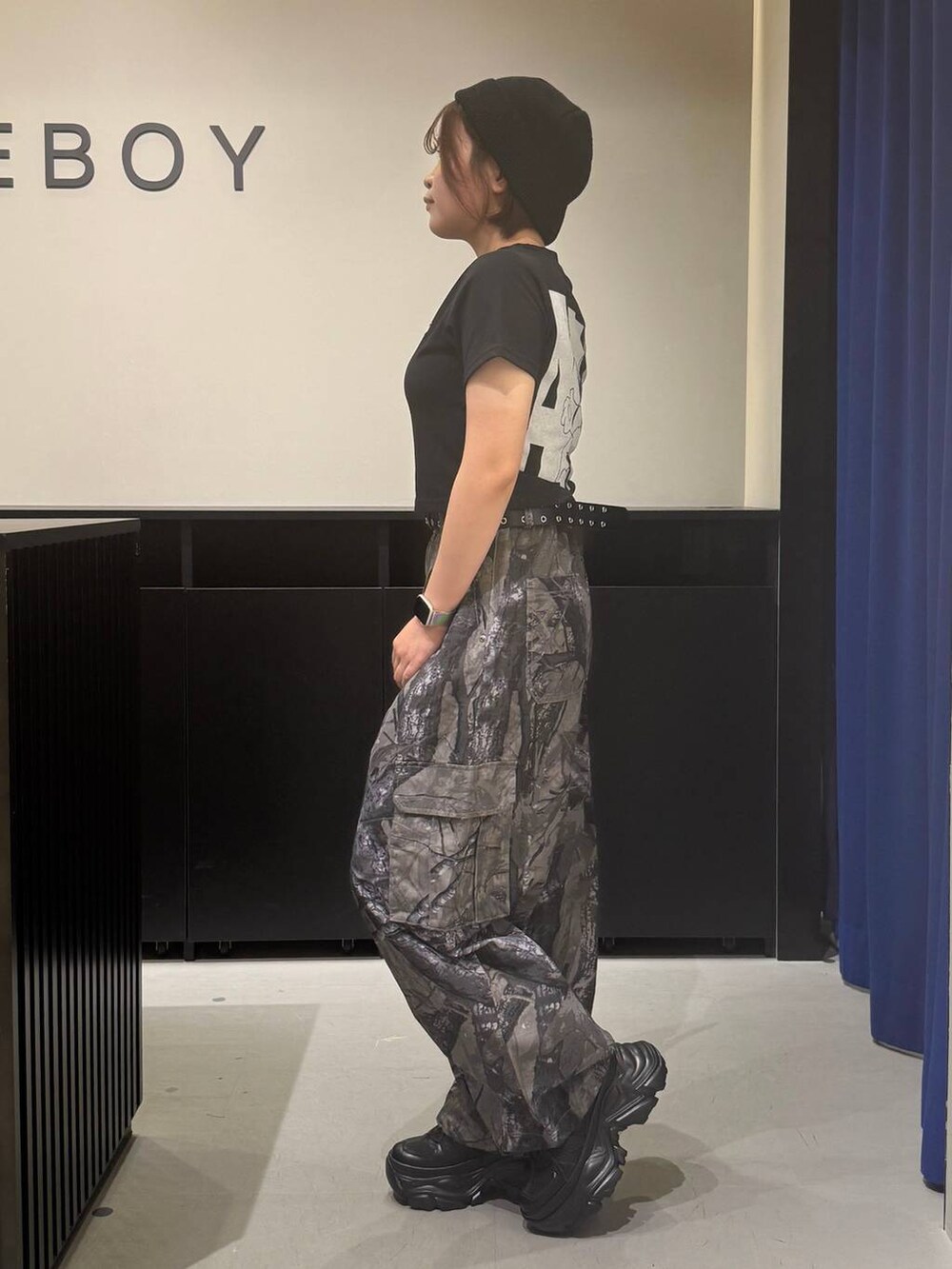 ブラック系のスニーカー、グレー系のカーゴパンツ、ブラック系のTシャツ/カットソーを着用したレディースの夏コーディネートの6枚目の写真