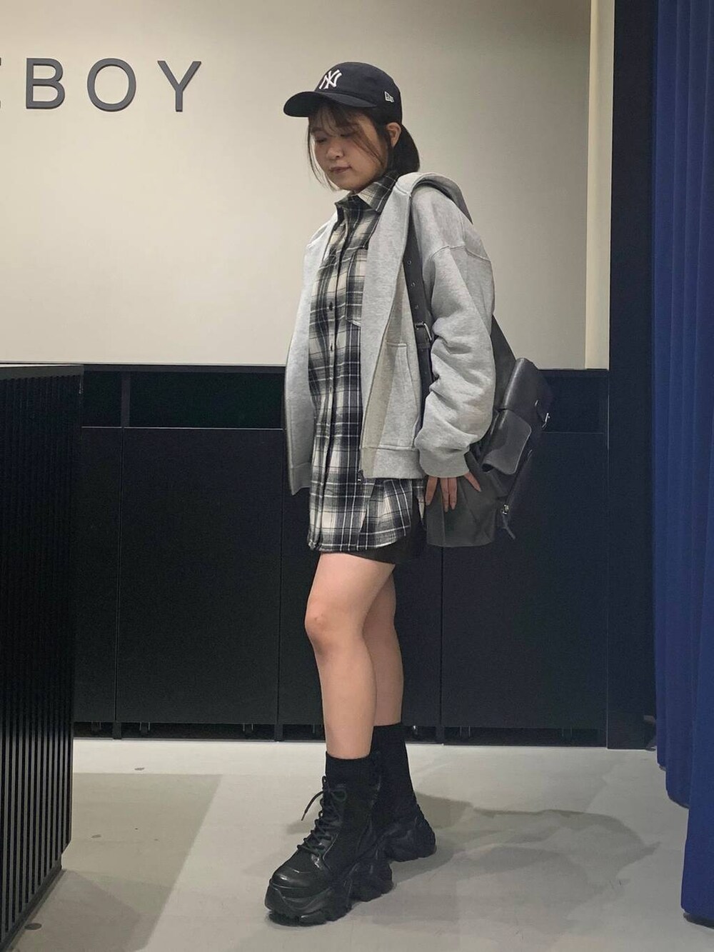 ブラック系のブーツ、グレー系のショルダーバッグ、ブラック系のシャツ/ブラウスを着用したレディースの秋コーディネートの7枚目の写真