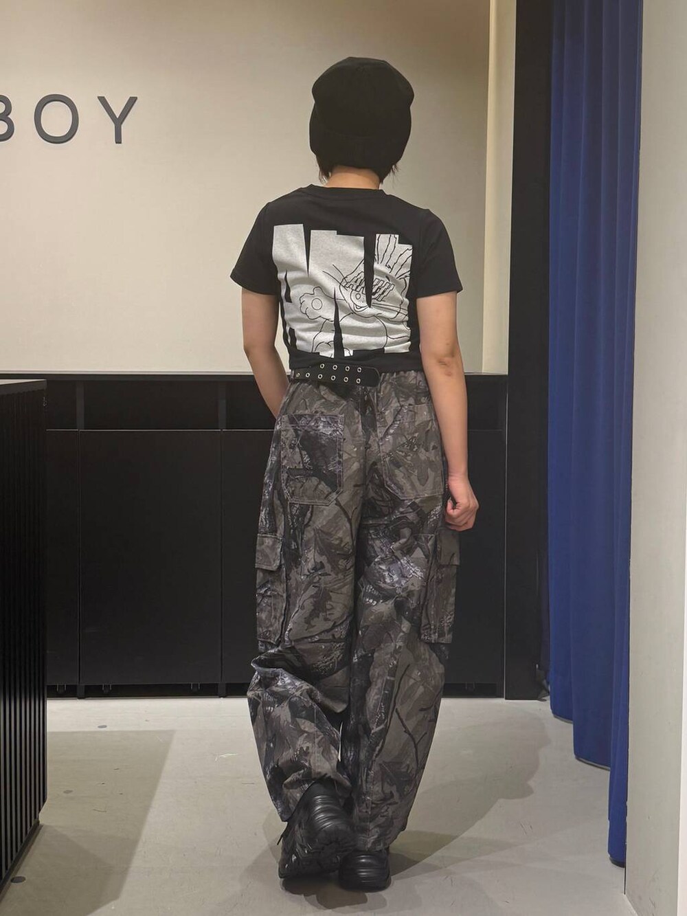 ブラック系のスニーカー、グレー系のカーゴパンツ、ブラック系のTシャツ/カットソーを着用したレディースの夏コーディネートの5枚目の写真