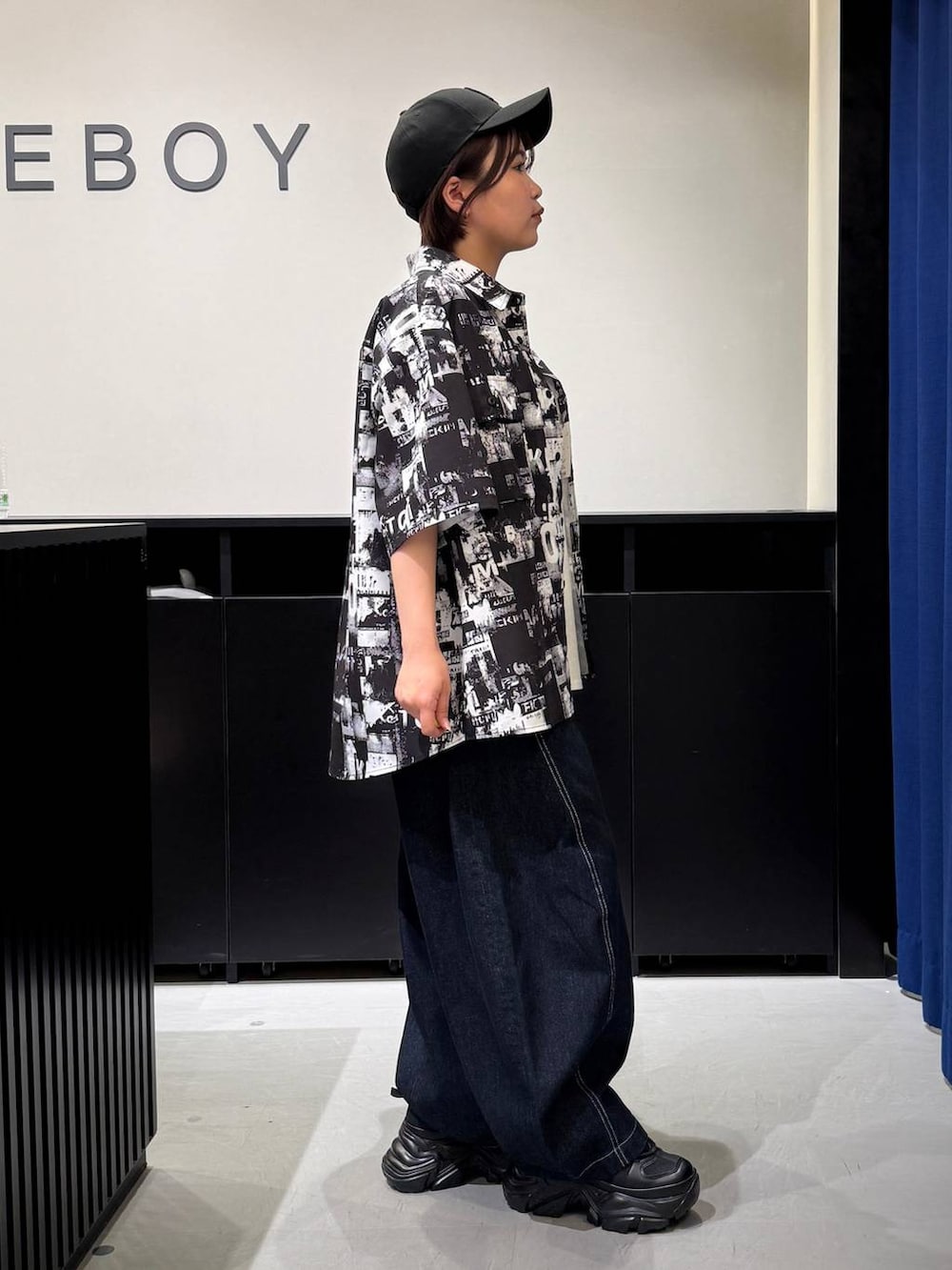 ブラック系のスニーカー、ホワイト系のTシャツ/カットソー、ブラック系のシャツ/ブラウスを着用したレディースの夏コーディネートの4枚目の写真