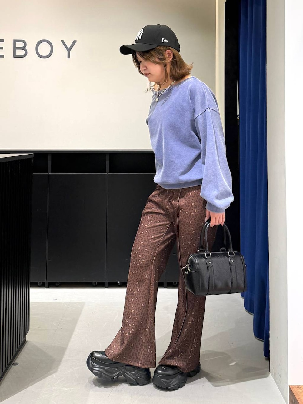 ブラック系のブーツ、ブラック系のボストンバッグ、その他のその他パンツを着用したレディースの冬コーディネートの7枚目の写真