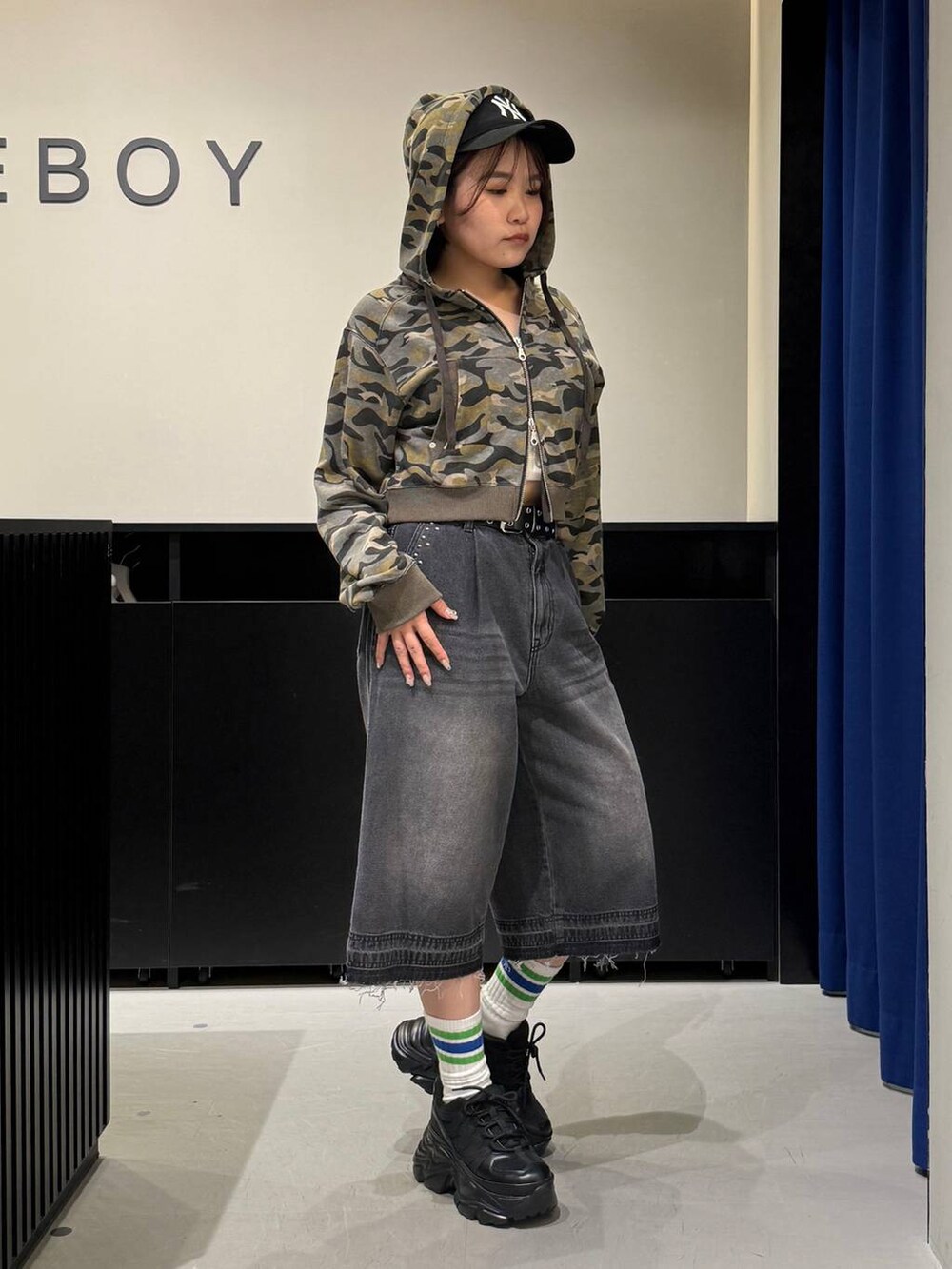 ブラック系のスニーカー、ブラック系のデニムパンツ、その他のパーカーを着用したレディースの夏コーディネートの4枚目の写真