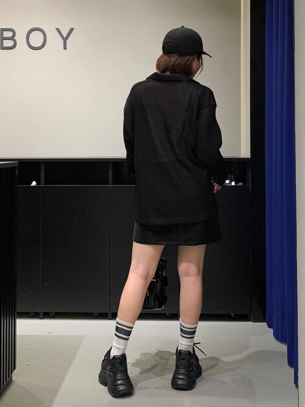 ブラック系のスニーカー、ブラック系のシャツ/ブラウス、ブラック系のショルダーバッグを着用したレディースの秋コーディネートの5枚目の写真