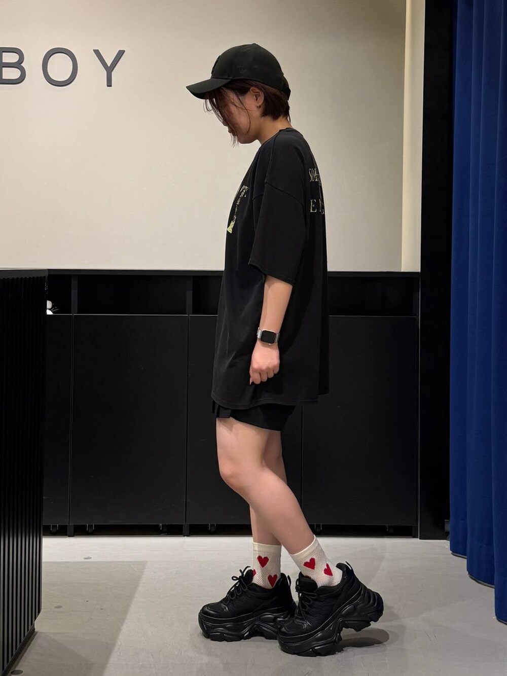 ブラック系のスニーカー、ブラック系のその他パンツ、ブラック系のTシャツ/カットソーを着用したレディースの夏コーディネートの6枚目の写真