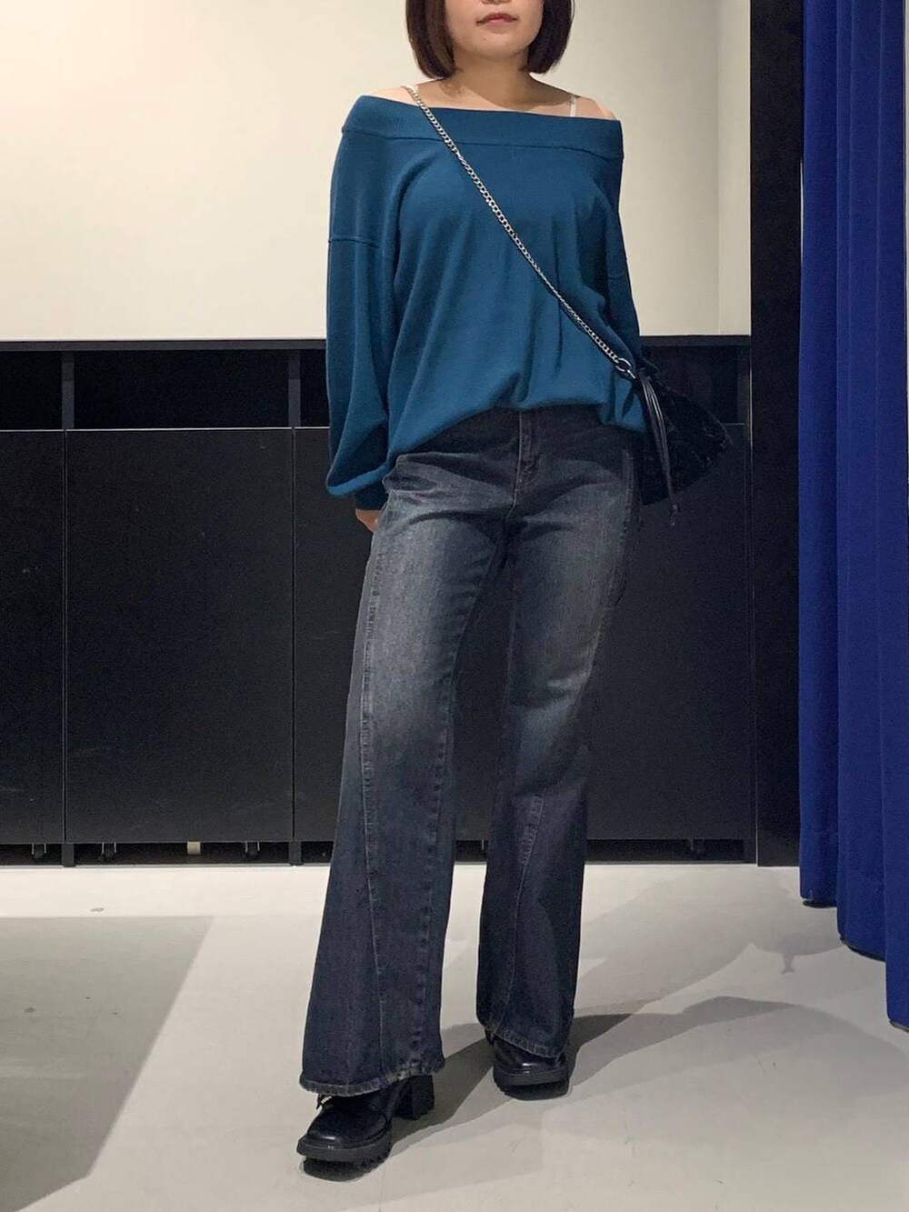 ホワイト系のキャミソール、ブルー系のデニムパンツ、グリーン系のニット/セーターを着用したレディースの秋コーディネートの2枚目の写真