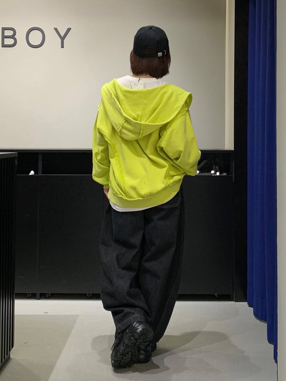 ブラック系のスニーカー、ブラック系のデニムパンツ、ホワイト系のTシャツ/カットソーを着用したレディースの秋コーディネートの5枚目の写真