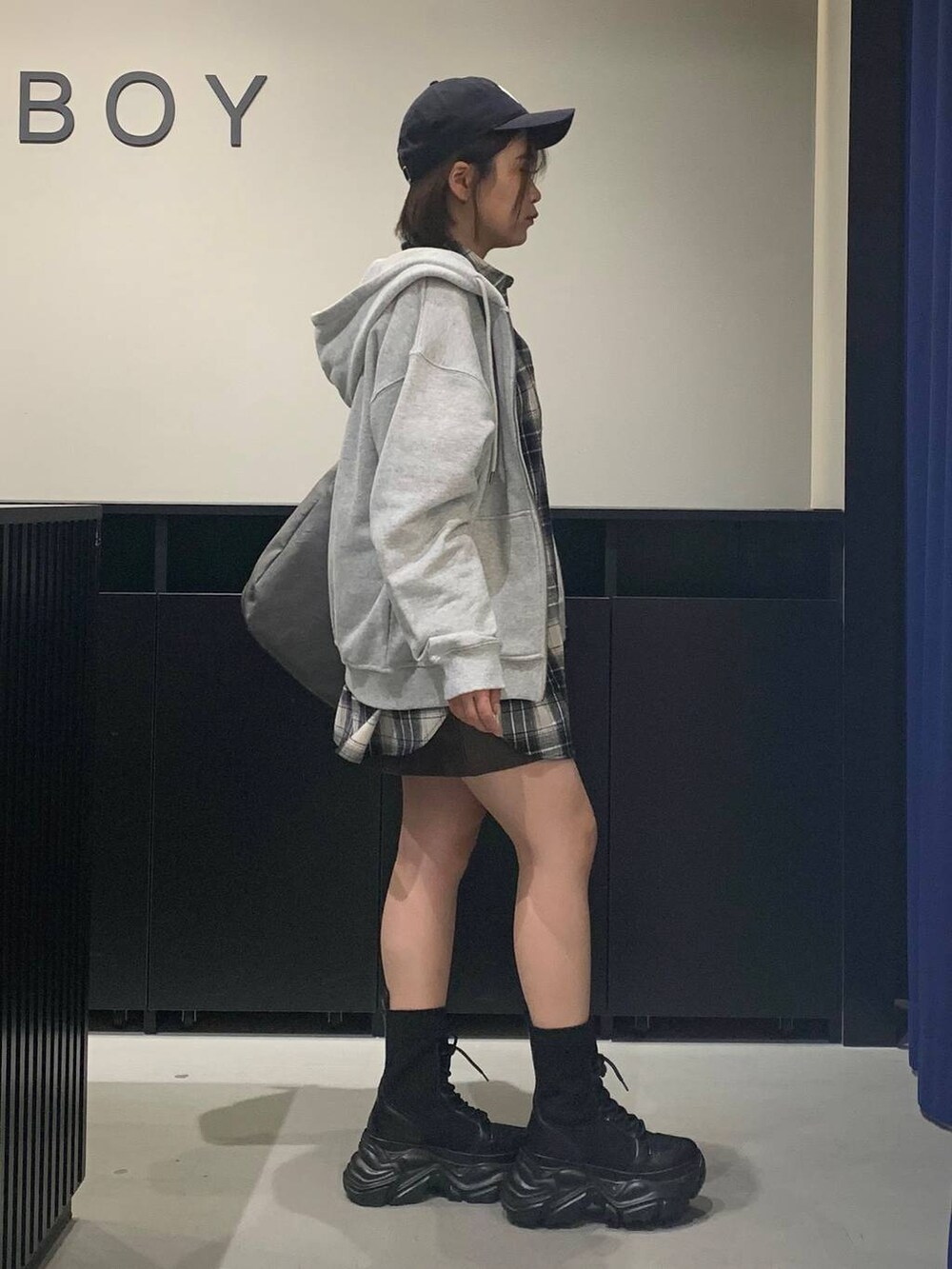 ブラック系のブーツ、グレー系のショルダーバッグ、ブラック系のシャツ/ブラウスを着用したレディースの秋コーディネートの4枚目の写真