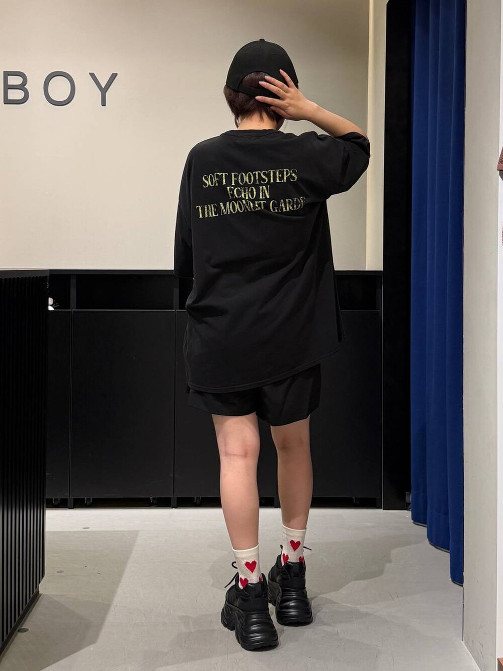 ブラック系のスニーカー、ブラック系のその他パンツ、ブラック系のTシャツ/カットソーを着用したレディースの夏コーディネートの5枚目の写真