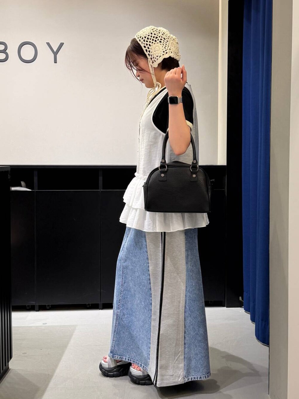 グレー系のサンダル、ブルー系のスカート、ブラック系のショルダーバッグを着用したレディースの夏コーディネートの5枚目の写真