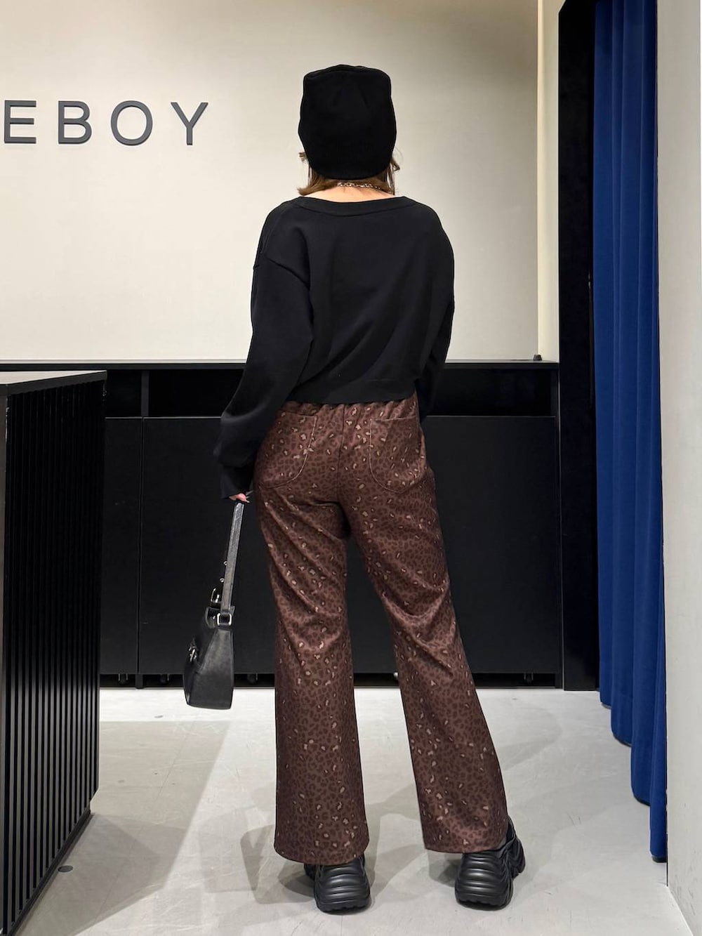 ブラック系のブーツ、ブラック系のニット/セーター、その他のその他パンツを着用したレディースの冬コーディネートの5枚目の写真