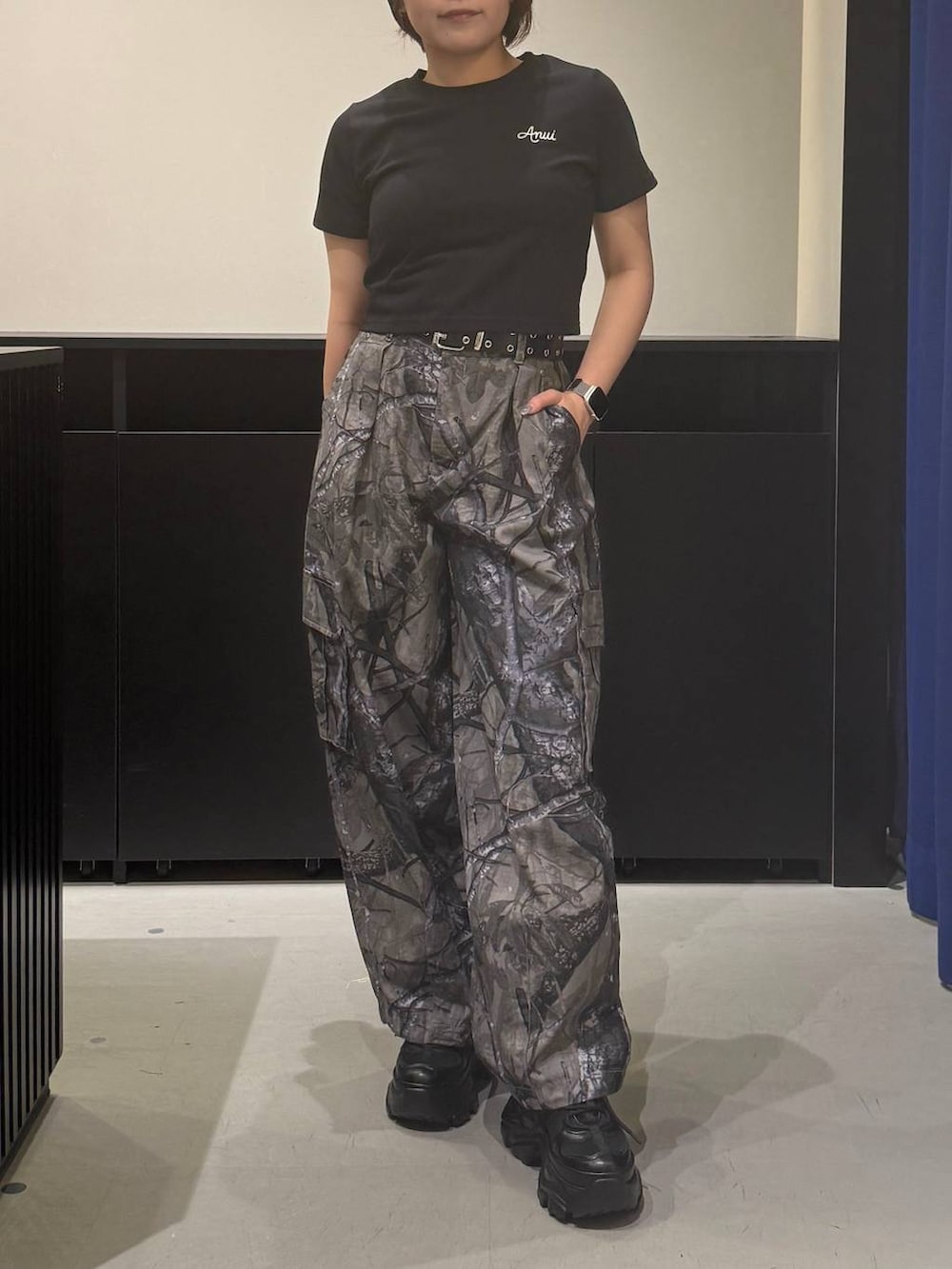 ブラック系のスニーカー、グレー系のカーゴパンツ、ブラック系のTシャツ/カットソーを着用したレディースの夏コーディネートの2枚目の写真