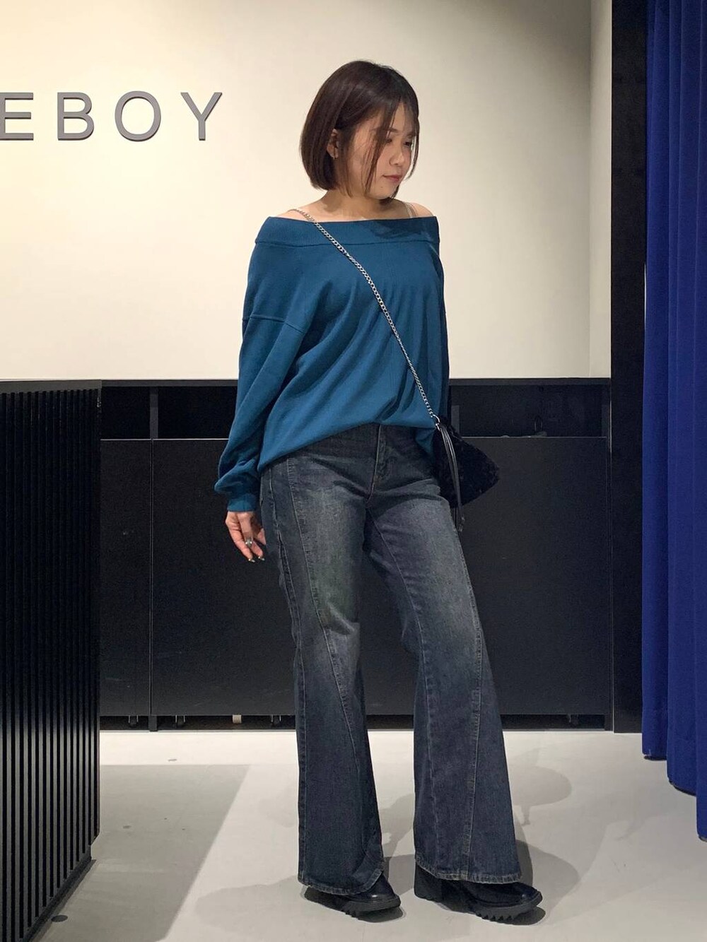 ホワイト系のキャミソール、ブルー系のデニムパンツ、グリーン系のニット/セーターを着用したレディースの秋コーディネートの3枚目の写真