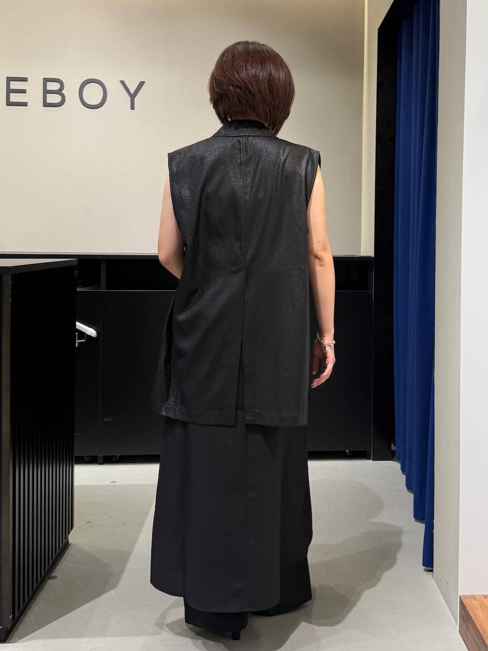 ホワイト系のキャミソール、レッド系のサンダル、ブラック系のワンピースを着用したレディースの夏コーディネートの4枚目の写真