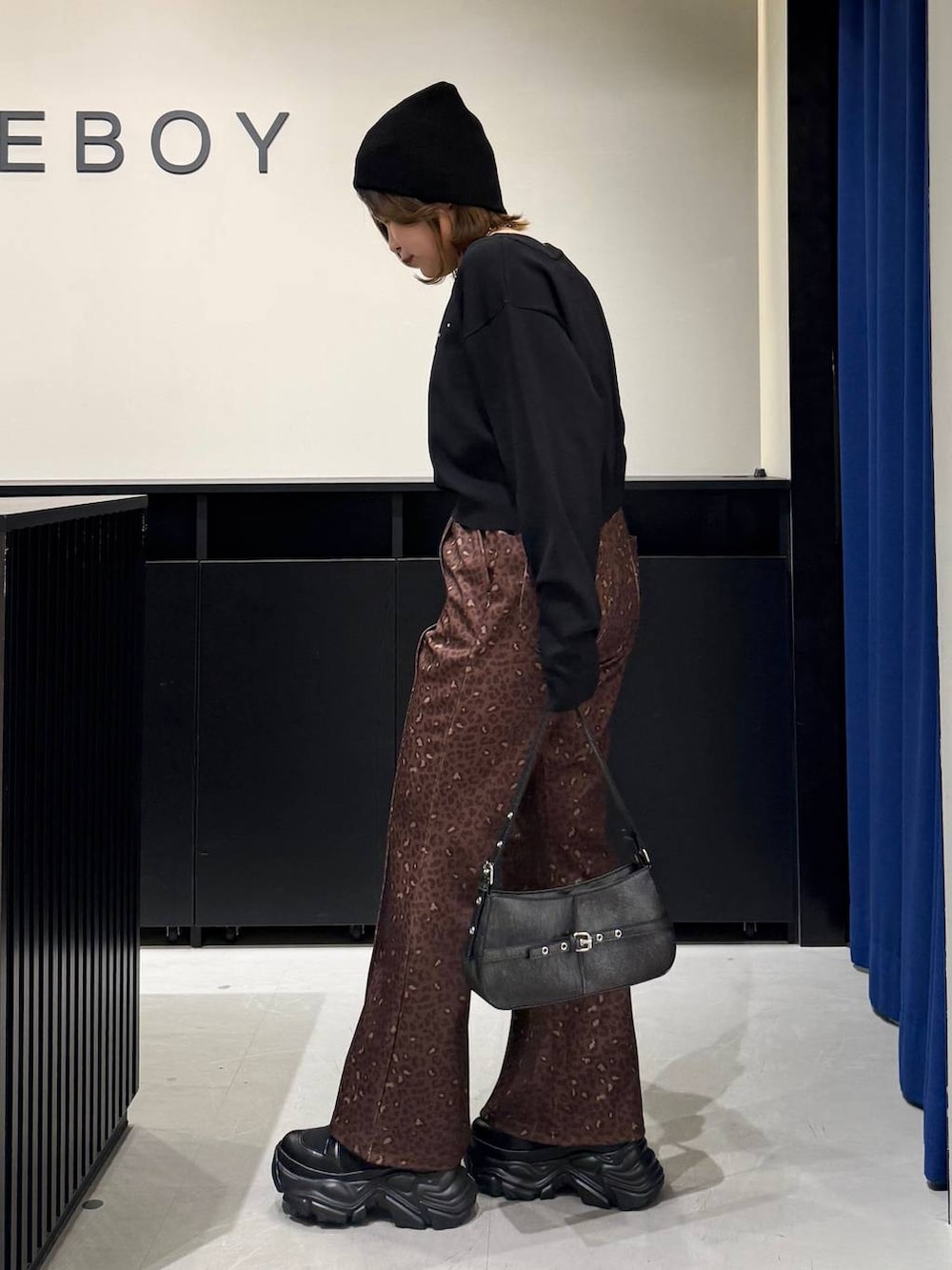 ブラック系のブーツ、ブラック系のニット/セーター、その他のその他パンツを着用したレディースの冬コーディネートの6枚目の写真