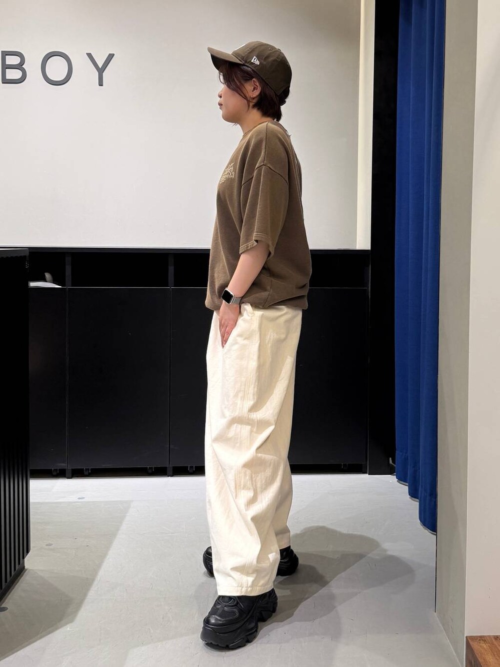 ブラック系のスニーカー、ベージュ系のその他パンツ、ブラウン系のTシャツ/カットソーを着用したレディースの夏コーディネートの4枚目の写真