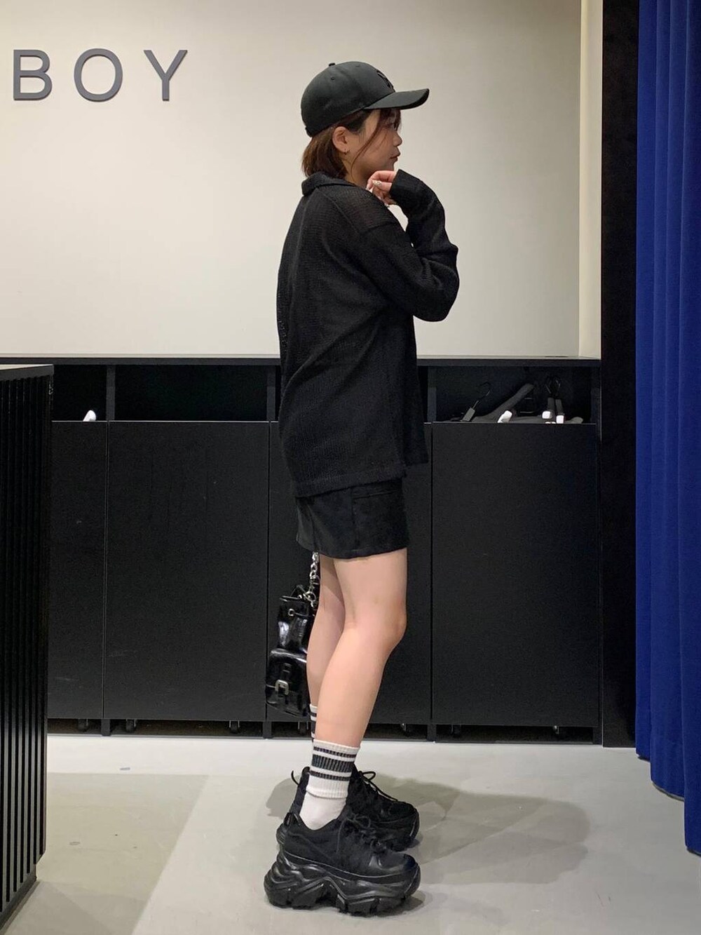 ブラック系のスニーカー、ブラック系のシャツ/ブラウス、ブラック系のショルダーバッグを着用したレディースの秋コーディネートの4枚目の写真