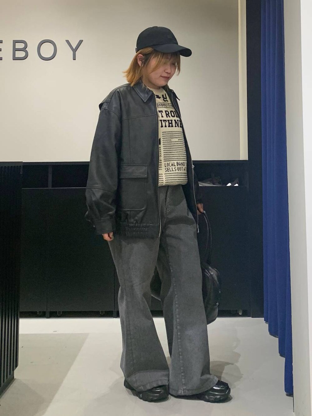 ブラック系のボストンバッグ、ブラック系のブルゾン、ブラック系のローファーを着用したレディースの冬コーディネートの3枚目の写真